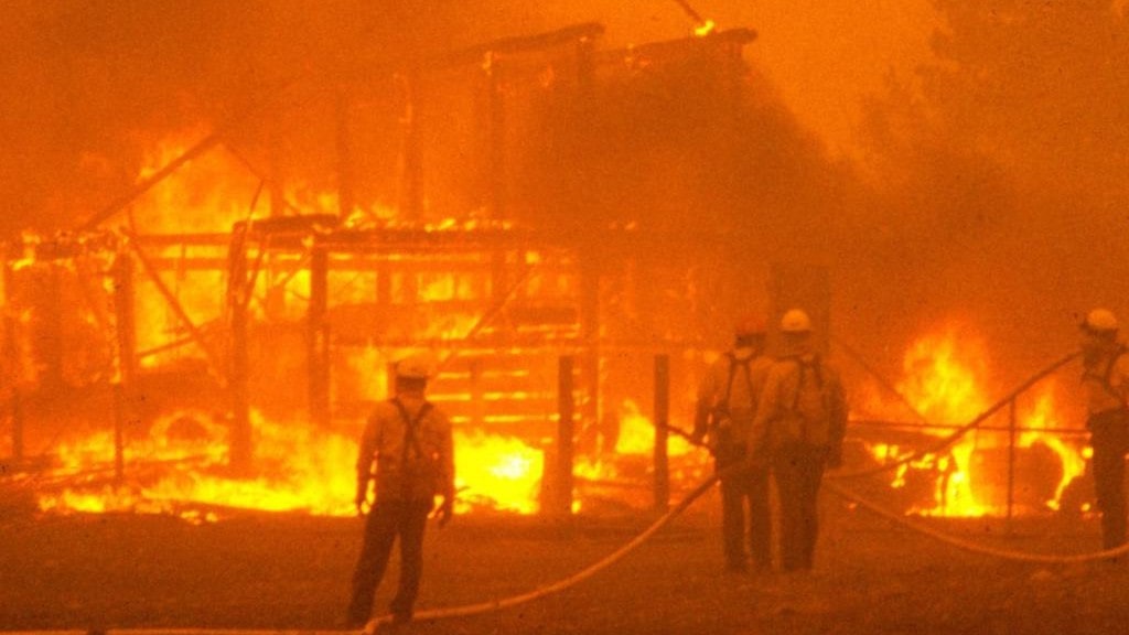 Bomberos apagando el incendio más grande del mundo en 1988